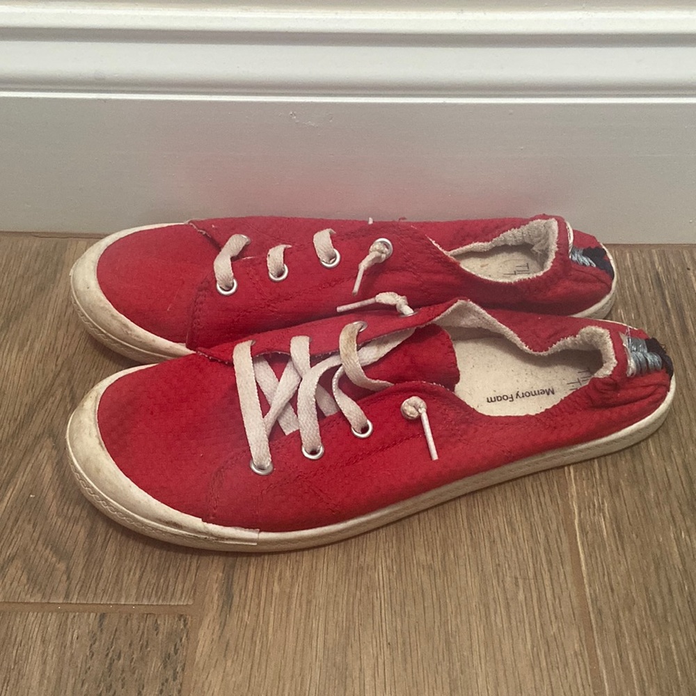 🧡 Women’s ‘Time and Tru’ memory foam sneakers